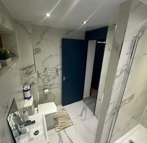 2 Bedrooms Apartment In Plaistow Near Tube To Central London