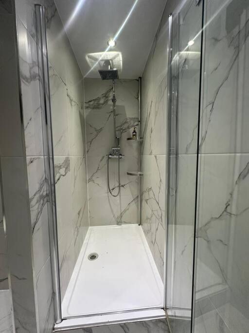 2 Bedrooms In Plaistow Near Tube To * Londra
