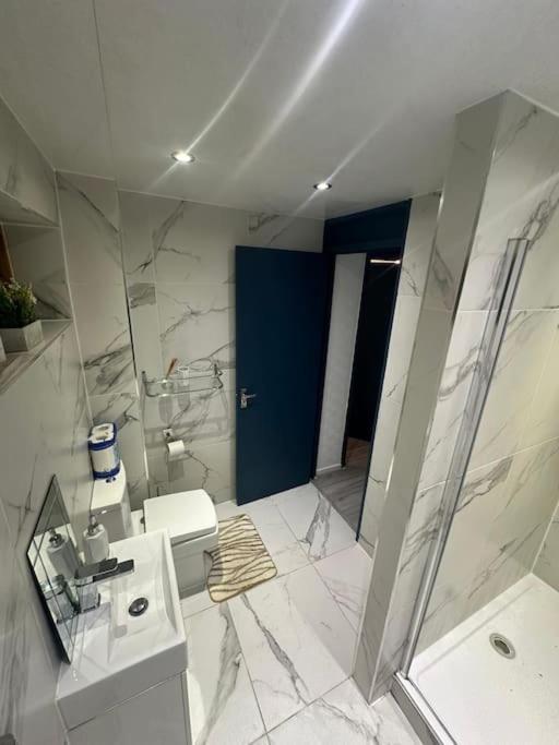 2 Bedrooms In Plaistow Near Tube To Appartamento Londra