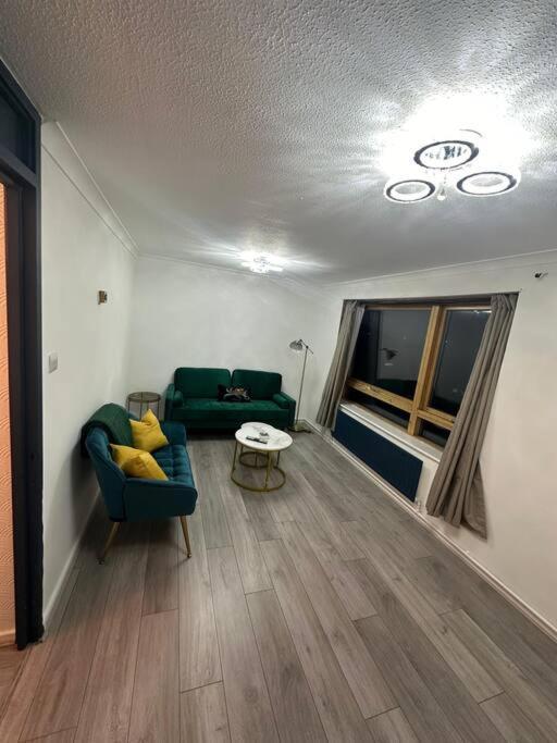 2 Bedrooms In Plaistow Near Tube To *