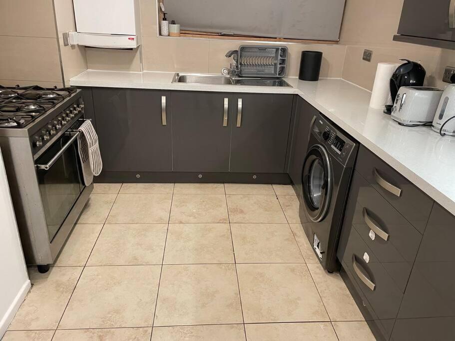 2 Bedrooms In Plaistow Near Tube To Appartamento Londra