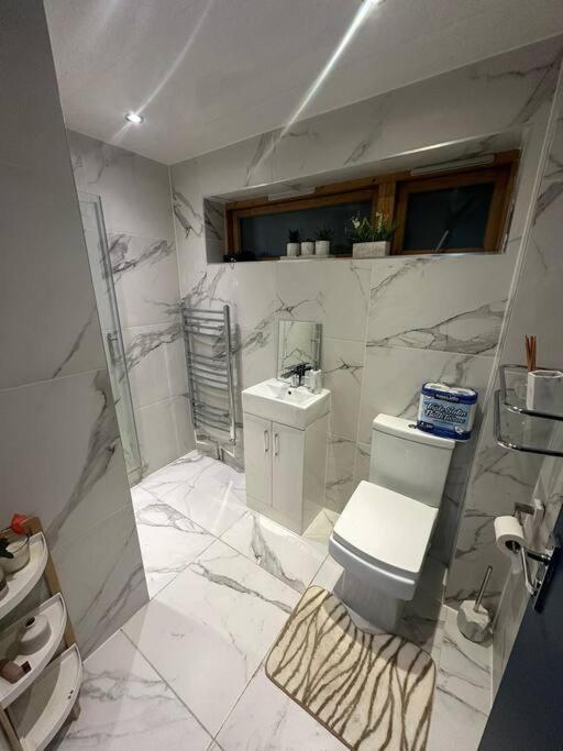 2 Bedrooms In Plaistow Near Tube To *