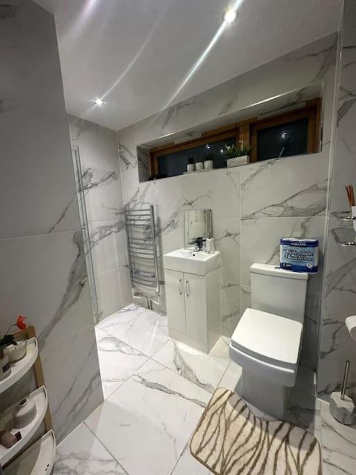 2 Bedrooms In Plaistow Near Tube To