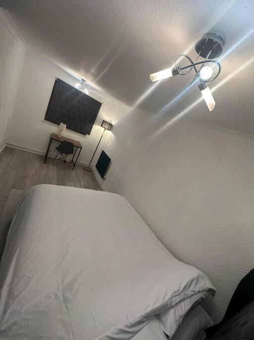 2 Bedrooms In Plaistow Near Tube To *