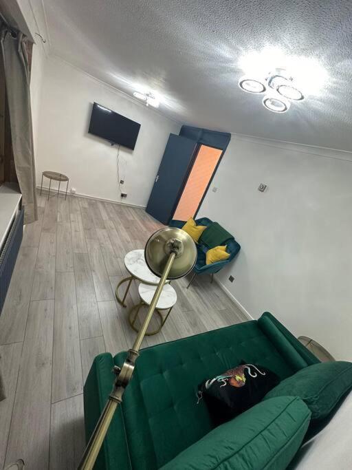 2 Bedrooms In Plaistow Near Tube To * Londra